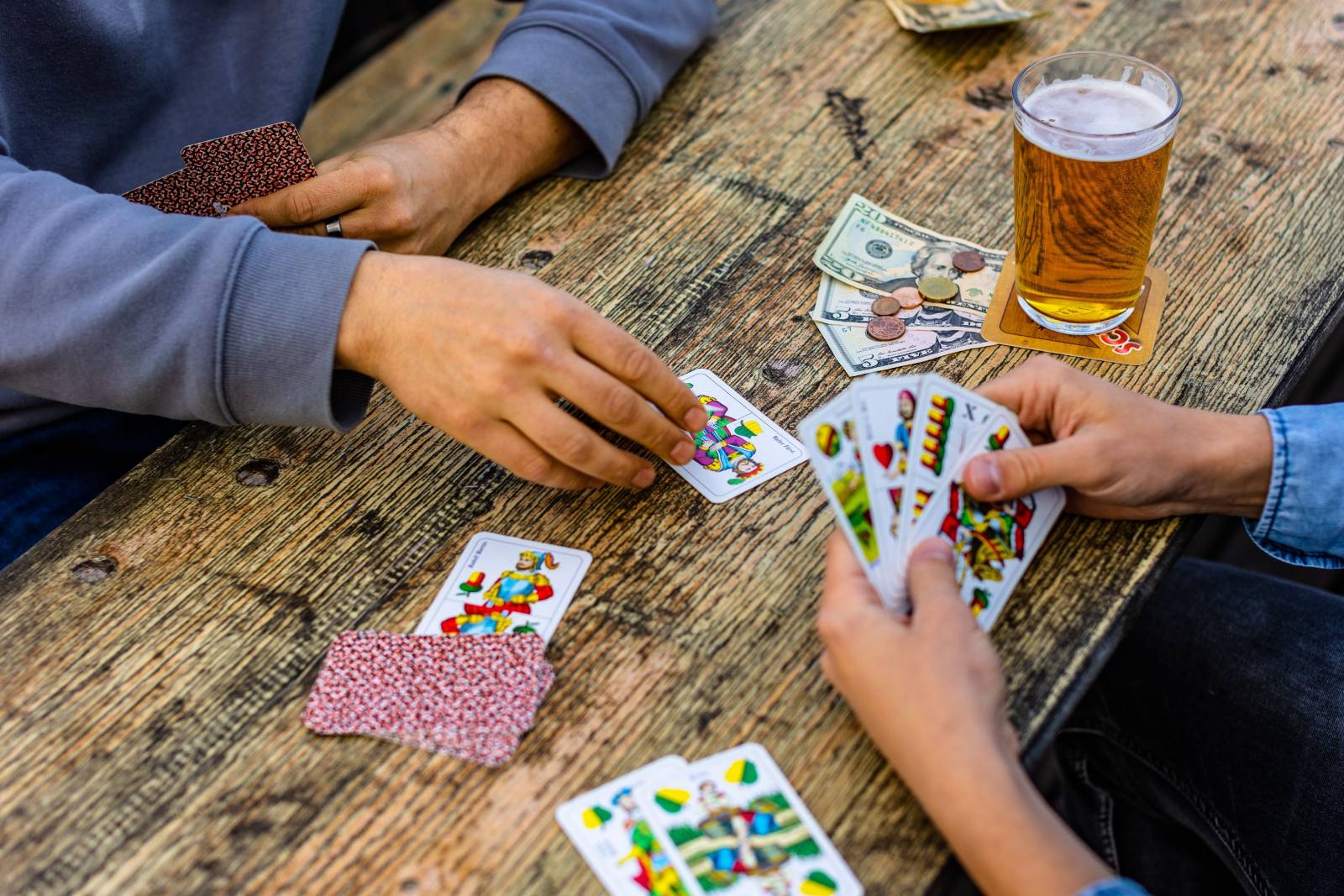 Schnapsen: Alles, was Sie über das beliebteste Kartenspiel der Österreicher wissen müssen